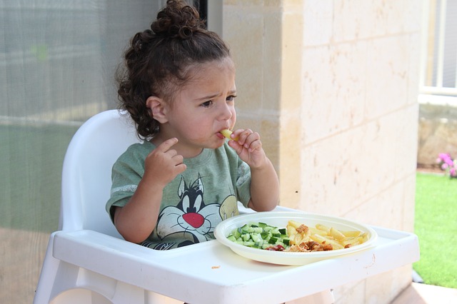 Μαθαίνοντας στο παιδί σας να τρώει σωστά