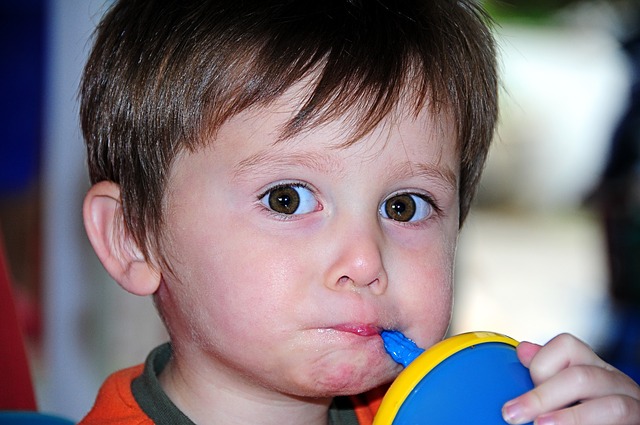 Τι πρέπει να τρώει ένα παιδί όταν είναι κρυωμένο ή έχει ίωση; Υπάρχουν τροφές που ανεβάζουν ή ρίχνουν τον πυρετό;