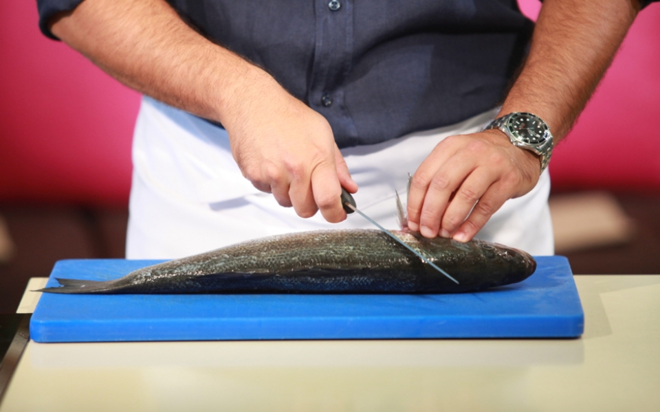 Πως να καθαρίσουμε και να φιλετάρουμε σωστά τα ψάρια;